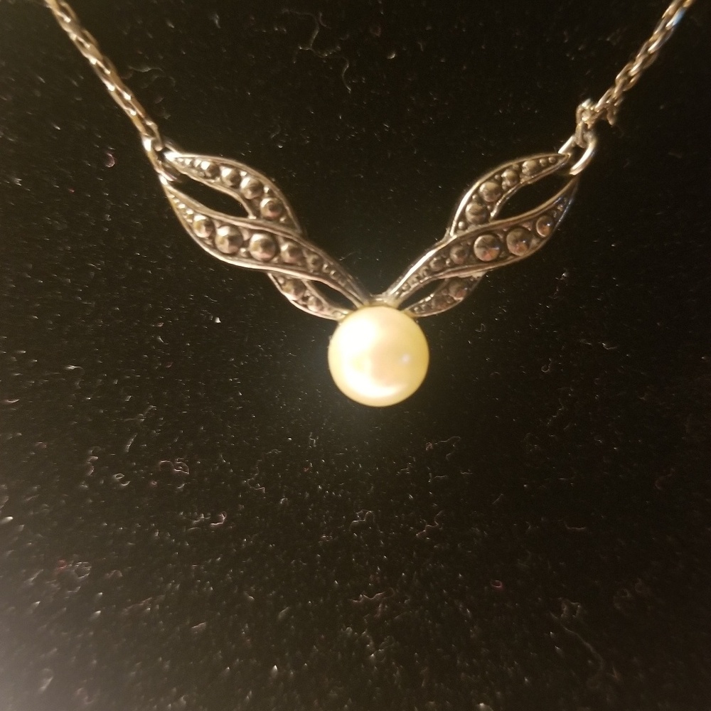 Simply stated Vintage necklace faux pearl